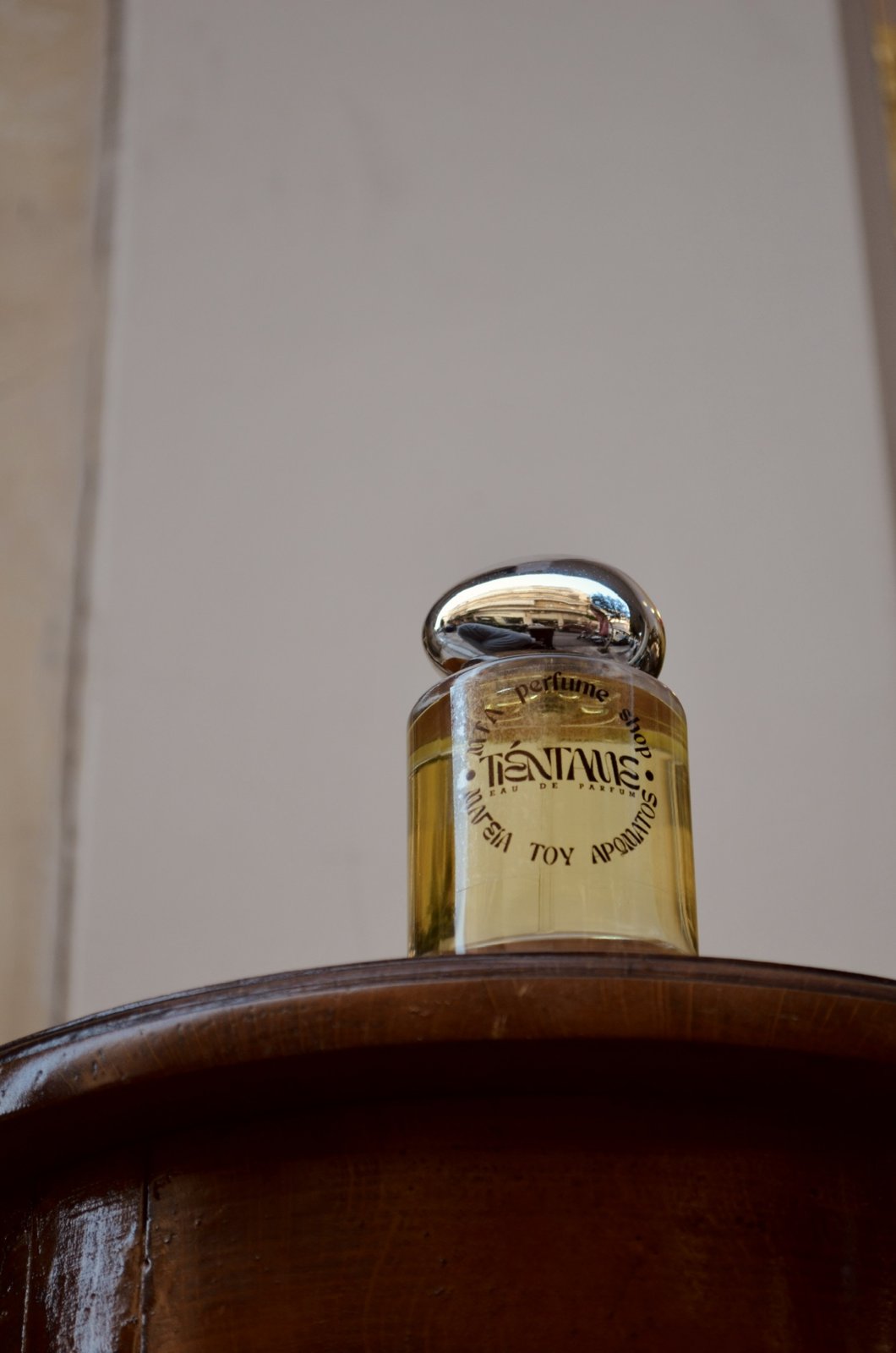 TIENTAME Eau de Parfum σε ξύλινο τραπέζι