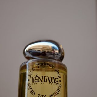 TIENTAME Eau de Parfum – Η Μαγεία του Αρώματος, κοντινό του μπουκαλιού